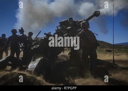 Us-Marines Bravo Batterie zugewiesen, 1.Bataillon, 12 Marine Regiment, betreiben ein M777A2 Leichte abgeschleppt Haubitze während Spartan Wut am Pohakuloa Training Area, auf der grossen Insel von Hawaii, 22. März 2017. Spartan Fury ist ein Bataillon Ebene vor der Bereitstellung training Übung zur Erhaltung Ausbildung für zukünftige Bereitstellungen zu verbessern. Stockfoto