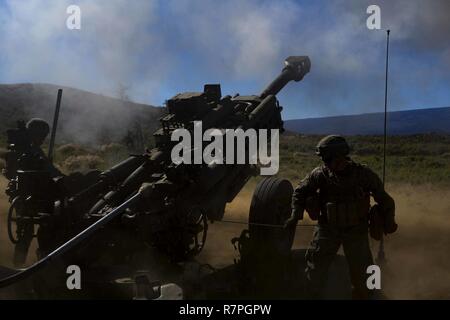 Us-Marines Bravo Batterie zugewiesen, 1.Bataillon, 12 Marine Regiment, betreiben ein M777A2 Leichte abgeschleppt Haubitze während Spartan Wut am Pohakuloa Training Area, auf der grossen Insel von Hawaii, 22. März 2017. Spartan Fury ist ein Bataillon Ebene vor der Bereitstellung training Übung zur Erhaltung Ausbildung für zukünftige Bereitstellungen zu verbessern. Stockfoto