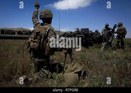 Us-Marines Bravo Batterie zugewiesen, 1.Bataillon, 12 Marine Regiment, bereitet die M777A2 Leichte abgeschleppt Haubitze während Spartan Wut am Pohakuloa Training Area, auf der grossen Insel von Hawaii, 22. März 2017. Spartan Fury ist ein Bataillon Ebene vor der Bereitstellung training Übung zur Erhaltung Ausbildung für zukünftige Bereitstellungen zu verbessern. Stockfoto