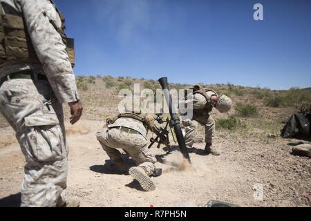 Us Marine Corps Lance Cpl. Joshua R. Whitbeck, Mitte, ein Mörser gunner mit Waffen Firma, 2.BATAILLON, 6 Marine Regiment, 2nd Marine Division (2d MARDIV), Lance Cpl. Jack O. Rosencranz, ein Assistent, der Mörtel Gunner, Hocke nach dem Feuern der M177 A1 81 mm Mörser System bei einer Live Fire Training außerhalb von Forward Operating Base Laguna, U.S. Army Yuma Testgelände für Talon Übung (TalonEx) 2-17, Yuma, A.Z., 24. März 2017. Der Zweck der TalonEx wurde für Boden Kampf Einheiten integrierte Ausbildung zur Unterstützung der Waffen und Taktiken Instructor Kurs (WTI) 2-17 durchzuführen, gehostet von Stockfoto