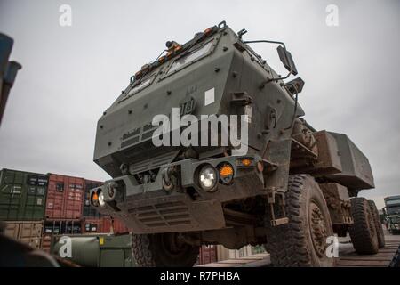 Us-Armee Soldaten eingesetzt zur Unterstützung der Combined Joint Task Force - inhärenten lösen und zu 583Rd unterstützt Unternehmen, 3.BATAILLON, 321 Field Artillery Regiment, XVIII zugeordnet Feuer Feuerwehr laden Sie ein high-mobility Artillery Rocket System für den Transport in der Nähe von Erbil, Irak, 21. März 2017. CJTF-OIR ist die globale Koalition zu besiegen ISIS im Irak und in Syrien. Stockfoto