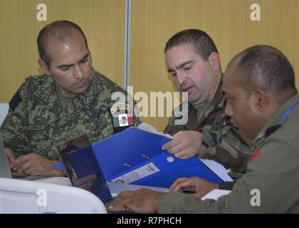 Stabsoffiziere aus Mexiko, Uruguay und Fidschi in die zivil-militärische Zusammenarbeit für einen Mitarbeiter schulen diskutieren an der Birendra Peace Operations Training Center in Nepal. Mehr als 100 Führungskräfte aus 28 Ländern nehmen an Mitarbeiterschulungen auf die Herausforderungen der modernen friedenserhaltenden Operationen der Vereinten Nationen während der Übung Shanti Prayas III. Shanti Prayas ist eine multinationale UN-Peacekeeping konzipiert vor der Bereitstellung Schulungen für UN-Partnerländern in der Vorbereitung für real-world friedenserhaltenden Operationen. Stockfoto