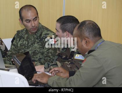 Stabsoffiziere aus Mexiko, Uruguay und Fidschi in die zivil-militärische Zusammenarbeit für einen Mitarbeiter schulen diskutieren an der Birendra Peace Operations Training Center in Nepal. Mehr als 100 Führungskräfte aus 28 Ländern nehmen an Mitarbeiterschulungen auf die Herausforderungen der modernen friedenserhaltenden Operationen der Vereinten Nationen während der Übung Shanti Prayas III. Shanti Prayas ist eine multinationale UN-Peacekeeping konzipiert vor der Bereitstellung Schulungen für UN-Partnerländern in der Vorbereitung für real-world friedenserhaltenden Operationen. Stockfoto