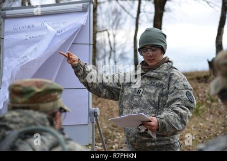 Us-Armee Kapitän Aimee Jäger, die öffentliche Gesundheit Befehl Europa zugeordnet, unterrichtet ein Wetter Verletzungen/Krankheit Station, wie Sie verschiedene Arten von medizinischen Evakuierungen durchzuführen, bei der 7th Army Training Befehl Grafenwöhr Training Area, Deutschland, 21. März 2017. Die Soldaten durchgeführt, MEDEVAC-Ausbildung die Möglichkeit, mit Flug Mediziner zu Team Patienten zum sicheren Transport von einem Hubschrauber zu entwickeln. Stockfoto