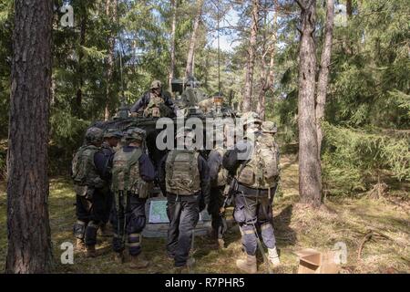 Mitglieder von Bull Truppe, 1 Staffel, 2. Kavallerie Vorbereiten einer multinationalen Streitmacht zu engagieren, während die an einer schnellen Implementierung Übung während der Alliierten Geist VI bei Joint Multinational Readiness Center, Hohenfels, Deutschland, 25. März 2017. Bull Truppe, 1 Staffel, 2. Kavallerie ist ein Regimental bereit Aufgabe Kraft, die in der Lage ist, überall in Europa mit in 96 Stunden bereitstellen. Allied Geist VI ist eine 7th Army Training Befehl, U.S. Army Europe - Regie multinationale Übung. Stockfoto