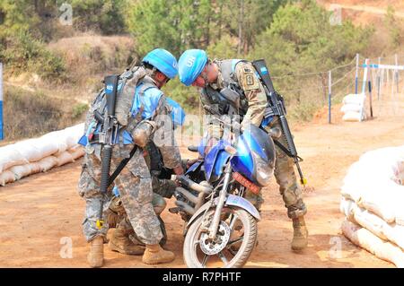 Soldaten, die in den 8 Military Police Brigade ein Fahrzeug suchen bei der birendra Peace Operations Training Center in Panchkhal, Nepal während der Übung Shanti Prayas III März 24 durchführen. Shanti Prayas ist eine multinationale Friedenstruppe der Vereinten Nationen konzipiert vor der Bereitstellung Schulungen für UN-Partnerländern in der Vorbereitung für real-world friedenserhaltenden Operationen. Stockfoto
