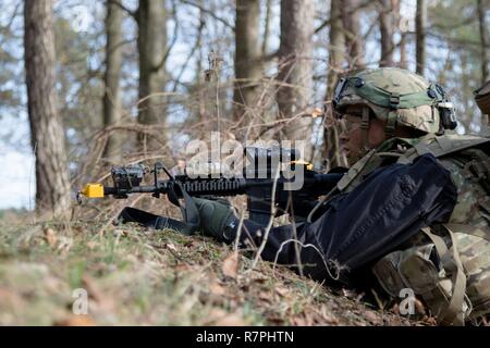 Mitglieder von Bull Truppe, 1 Staffel, 2. Kavallerie eine multinationale Streitmacht kann während der Teilnahme an einer schnellen Bereitstellung Übung während der Alliierten Geist VI bei Joint Multinational Readiness Center, Hohenfels, Deutschland, 25. März 2017. Bull Truppe, 1 Staffel, 2. Kavallerie ist ein Regimental bereit Aufgabe Kraft, die in der Lage ist, überall in Europa mit in 96 Stunden bereitstellen. Allied Geist VI ist eine 7th Army Training Befehl, U.S. Army Europe - Regie multinationale Übung. Stockfoto