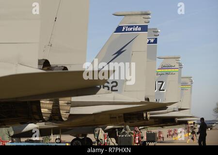 F-15C Adler aus dem Lousiana und Florida Air National Guard 159 Expeditionary Jagdgeschwader eingesetzt, um Europa in einem Theater Security Package, 24. März 2017 zu beteiligen. Diese F-15 s Training durchführen, an der sich neben der NATO Verbündeten Interoperabilität zu stärken und die US-amerikanische Engagement für die Sicherheit und Stabilität in Europa zu demonstrieren. Stockfoto