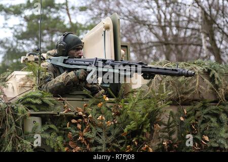 Ein deutscher Soldat des 8 Reconnaissance Bataillon, 12 gepanzerte Brigade bietet Sicherheit beim Leiten eine Aufklärung Betrieb während der Übung Allied Geist VI im 7. Armee den Befehl Hohenfels Training Area, Deutschland, 24. März 2017. Übung Allied Geist VI umfasst über 2.770 Teilnehmer aus 12 NATO und Partner für den Frieden der Nationen, und Übungen taktische Interoperabilität und Tests sichere Kommunikation innerhalb der Allianz Mitglieder und Partner Nationen. Stockfoto