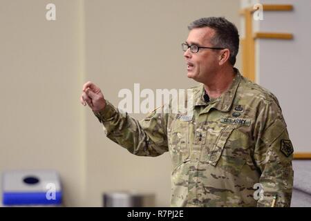Generalmajor Thomas Seamands, U.S. Army Humanressourcen Befehl kommandierender General, Adressen Bereitschaft fragen zu Soldaten aus Fort Knox, Ky., während ein Führer Entwicklung Forum auf Haszard Auditorium, 23. März 2017. Seamands, zusammen mit Command Sgt. Maj. Wardell Jefferson, U.S. Army Humanressourcen Command Sergeant Major, hat seine Meldung der Versandbereitschaft an 65 Standorten weltweit und hat insgesamt 89 Officer und Leiter Foren geführt. Stockfoto