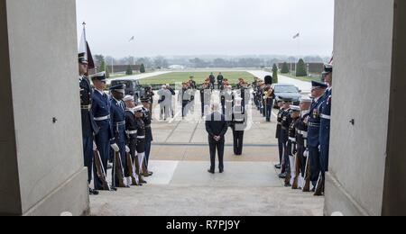 Verteidigungsminister Jim Mattis wartet auf Katars Verteidigungsminister Khalid Bin Mohammad Al Attiyah im Pentagon in Washington, D.C., 27. März 2017. Stockfoto