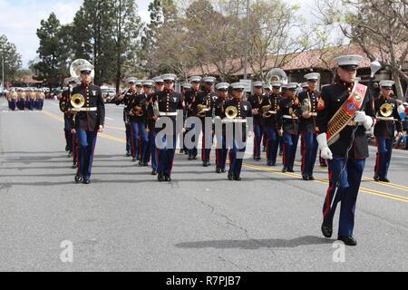 Die 1St Marine Division Band, aus der Marine Corps Base Camp Pendleton, Calif., Märschen durch die Straßen von San Juan Capistrano während der der 59. jährlichen Schwalben Day Parade, 25. März 2017. Diese Parade ist eines der größten nicht-motorisierte der Nation Veranstaltungen und inklusive Service Mitglieder des Marine Corps' befestigt Color Guard. Stockfoto