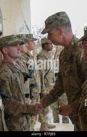 Us-Armee Generalmajor Joseph M. Martin, Kommandierender General, Combined Joint Forces Land Component Command-Betrieb inhärenten lösen und die 1 Infantry Division, erkennt der US-Armee SPC. Nicholas Welch, zur Unterstützung der Combined Joint Task Force - inhärenten Lösen, an der 2. Brigade Combat Team zugewiesen eingesetzt, 82nd Airborne Division, für seine harte Arbeit im taktischen Bereich Bakhira, Irak, 23. März 2017. Die 2 BCT, 82nd Abn, Div. ermöglicht, ihre irakische Sicherheitskräfte, die Partner durch den beraten und unterstützen die Mission, Beitrag Planung, Intelligenz Sammlung und Analyse, für Stockfoto