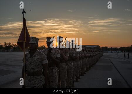 Rekruten von Platoon 3021, Mike, 3 Recruit Training Bataillon, warten Sie, bis der nächste Befehl während einer abschließenden Bohrer Bewertung März 22, 2017, auf Parris Island, S.C. Die strengen, besondere Art der Schließen-Bohrer verstärkt Disziplin und fördert die Einheit Zusammenhalt. Mike Unternehmen ist der Abschluss zum 31. März 2017 geplant. Parris Island ist der Aufstellungsort des Marine Corps, Ausbildung rekrutieren seit Nov. 1, 1915. Heute, rund 19.000 Rekruten kommen auf Parris Island jährlich für die Chance, United States Marines werden durch dauerhafte 12 Wochen der Strenge, transformative Training. Parris Island ist h Stockfoto