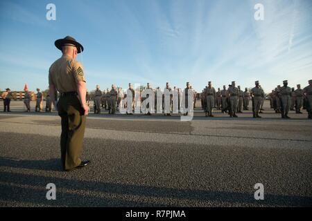 Senior Drill Instructor Staff Sgt. Nathan A. Rodgers, Platoon 3017, Mike, 3 Recruit Training Bataillon, führt sein platoon während eines abschließenden Bohrer Bewertung März 22, 2017, auf Parris Island, S.C. Rodgers, 31, ist von Robinson, Illinois Mike Unternehmen ist der Abschluss zum 31. März 2017 geplant. Parris Island ist der Aufstellungsort des Marine Corps, Ausbildung rekrutieren seit Nov. 1, 1915. Heute, rund 19.000 Rekruten kommen auf Parris Island jährlich für die Chance, United States Marines werden durch dauerhafte 12 Wochen der Strenge, transformative Training. Parris Island ist die Heimat von Entry-level-Soldaten tr Stockfoto