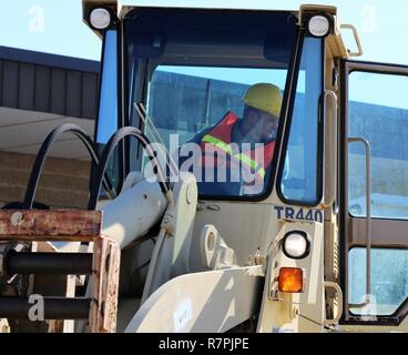 Us-Armee finden Sgt. Nathan Butler, ein Cargo Fachmann mit der 453Rd Transportfirma in Houston, Texas, verwendet einen Gabelstapler Container zur Unterstützung der WAREX (Krieger) 78-17-01 bei Joint Base Mcguire-Dix - Lakehurst, N.J, März 23, 2017, zu verschieben. Operationen wie diese Warex bieten reale Ausbildungsmöglichkeiten für die heutige US-Armee finden, dass Sie bleiben die tödlichste, fähig und bereit zu bekämpfen - Federal Reserve tritt in der Geschichte unserer Nation. Stockfoto