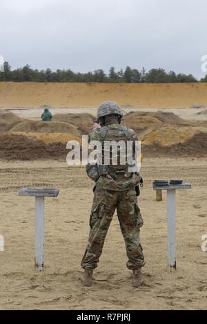 Ein Soldat der US-Armee von der New Jersey National Guard Brände M9 Beretta während der Pistole Treffsicherheit Teil des New Jersey Army National Guard besten Krieger Wettbewerb auf Joint Base Mc Guire-Dix - Lakehurst, New Jersey, 27. März 2017. Acht Soldaten und acht NCOs konkurrieren in der NJARNG besten Krieger Wettbewerb, März 27-29, 2017 mit zeitgesteuerter Ereignisse, einschließlich urbanen Kriegsführung Simulationen, ein 12-Meile ruck März, land Navigation, und die Armee körperliche Fitness testen. Die oberen Soldat und NCO weiter gehen in der Region 1 Wettbewerb im April gegen Truppen des nationalen Schutzes von konkurrieren Stockfoto