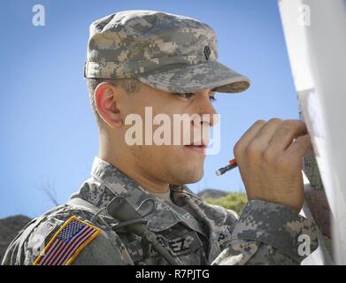 Armee finden Spc. Josue Mendez, der IT-Spezialist und heimisch in Stockton, Kalifornien, zum 319. Expeditionary Signal Bataillon zugeordnet, 335.- Signal (Theater), Grundstücke Punkte auf einer Karte im Land navigation Kurs am Fort Huachuca, Arizona, 27. März, als er mit neun anderen Soldaten in dem Befehl und besten Krieger Wettbewerb 2017 konkurrieren. Stockfoto