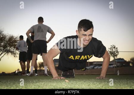 Armee finden Spc. Julian Ditona, ein multi-channel Transmission Systems Fahrer/Betreuer, die 98Th Expeditionary Signal Bataillon zugeordnet, 335.- Signal (Theater), kurbeln, Push-ups während der Armee körperliche Fitness Test am Fort Huachuca, Arizona, März 27. Ditona und 10 weitere Soldaten konkurrieren in dem Befehl und besten Krieger Wettbewerb 2017, in der Hoffnung, die ihre Einheit in der U.S. Army Reserve Command's Best Krieger Wettbewerb 2017 später in diesem Jahr. Stockfoto