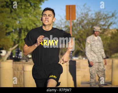 Armee finden Spc. Julian Ditona, ein multi-channel Transmission Systems Fahrer/Betreuer, die 98Th Expeditionary Signal Bataillon zugeordnet, 335.- Signal (Theater), Sprints, um die Ziellinie eines zwei - Meile während der Armee körperliche Fitness Test am Fort Huachuca, Arizona, 27. März laufen. Ditona und 10 weitere Soldaten konkurrieren in dem Befehl und besten Krieger Wettbewerb 2017, in der Hoffnung, die ihre Einheit in der U.S. Army Reserve Command's Best Krieger Wettbewerb 2017 später in diesem Jahr. Stockfoto