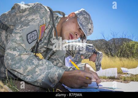 Armee finden Staff Sgt. Erik Guzman, Informationstechnologie Personal noncommissioned Officer und heimisch in Austin, Texas, in die 820Th Signal Firma zugewiesen, 98th Expeditionary Signal Bataillon, 335.- Signal (Theater) Grundstücke Punkte auf einer Karte zu einem Land navigation Kurs auf Fort Huachuca, Arizona, 27. März, als er mit neun anderen Soldaten in dem Befehl und besten Krieger Wettbewerb 2017 konkurrieren. Stockfoto