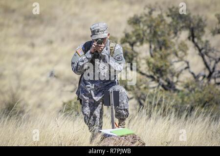 Armee finden Spc. Julian Ditona, ein multi-channel Transmission Systems Fahrer/Betreuer, die 98Th Expeditionary Signal Bataillon zugeordnet, 335.- Signal (Theater), schießt einem Azimut während ein Land navigation Kurs Herausforderung in Fort Huachuca, Arizona, März 27. Ditona und 10 weitere Soldaten konkurrieren in dem Befehl und besten Krieger Wettbewerb 2017, in der Hoffnung, die ihre Einheit in der U.S. Army Reserve Command's Best Krieger Wettbewerb 2017 später in diesem Jahr. Stockfoto