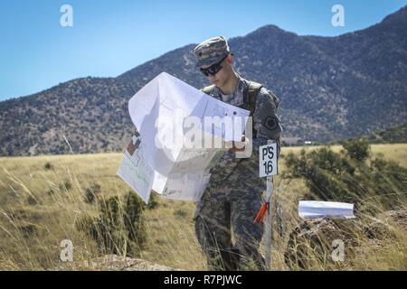 Armee finden Spc. Julian Ditona, ein multi-channel Transmission Systems Fahrer/Betreuer, die 98Th Expeditionary Signal Bataillon zugeordnet, 335.- Signal (Theater), überprüft seinen Standort auf der Karte in einem Land navigation Kurs Herausforderung in Fort Huachuca, Arizona, März 27. Ditona und 10 weitere Soldaten konkurrieren in dem Befehl und besten Krieger Wettbewerb 2017, in der Hoffnung, die ihre Einheit in der U.S. Army Reserve Command's Best Krieger Wettbewerb 2017 später in diesem Jahr. Stockfoto