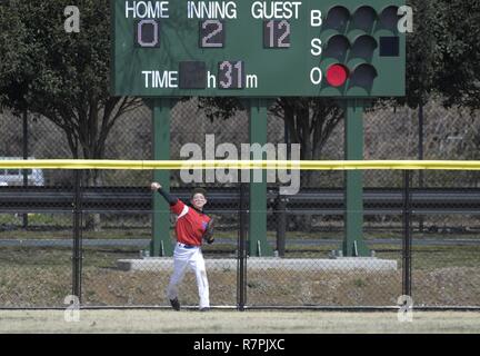 Ein Spieler aus der Yokota Samurai Baseball Mannschaft wirft den Ball infield im zweiten Inning des Eröffnungs-Japan-US Freundschaft Jugend Baseball Spiel gegen die Chofu wenig Senioren Team bei Yokota Air Base, Japan, 25. März 2017. Chofu zählte eine Ihrer 30 läuft während der Inning. Stockfoto