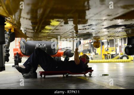 Petty Officer 3rd Class Juliana Harrison, einer Luftfahrt Elektroniker, führt Korrosionsschutz Wartung auf einen MH-60 Jayhawk Helikopter im Hangar am Coast Guard Sektor Columbia River in Warrenton, Virginia, März 26, 2017. Dies ist nur eine der vielen Aufgaben, die in dieser Zeit durchgeführt. Us-Küstenwache Stockfoto