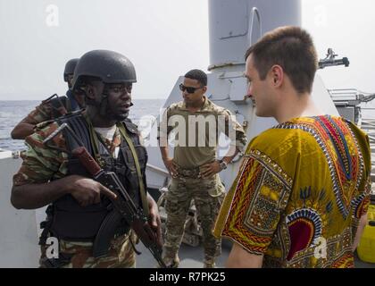 COTONOU, BENIN (26. März 2017) a Benin sailor Fragen eine französische Sailor bei einem Besuch, Board, Durchsuchung und Beschlagnahme bohren an Bord der französischen Fregatte E.V. Jacoubet (F794) während der Übung Obangame Express 2017. Obangame Express, durch US Africa Command gefördert, ist entworfen, um die regionale Zusammenarbeit, den maritimen Bereich Sensibilisierung, Information-sharing-Praktiken zu verbessern, und Taktische verbot Expertise der kollektiven Fähigkeiten des Golfs von Guinea und an der westafrikanischen Ländern zu verbessern Meer-basierte illegalen Aktivität zu begegnen. Stockfoto