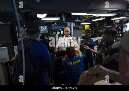 LANGKAWI, Malaysia (25. März 2017) Cmdr. Scott Larson, kommandierender Offizier, USS Coronado (LCS 4), führt eine Media Tour nach der Schiffe Ankunft in Langkawi, Malaysia in Langkawi International Maritime und Luft- und Raumfahrtausstellung 2017 zu beteiligen. Das Schiff ist auf eine Bereitstellung in USA 7 Flotte Verantwortungsbereich. Coronado ist eine schnelle und flexible Kriegsschiff maßgeschneidert auf Patrouille in der Region und die Arbeit littorals Hull - Hull mit Partner Seestreitkräfte, die siebte Flotte mit der flexiblen Möglichkeiten es heute und in Zukunft braucht. Stockfoto