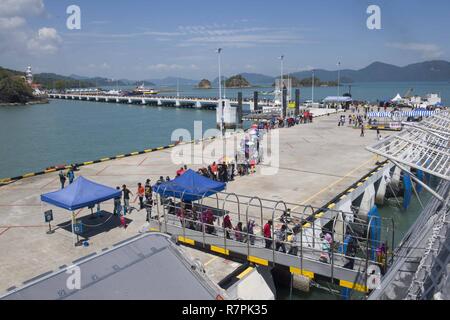 LANGKAWI, Malaysia (25. März 2017) malaysische Bürger und andere Zivilisten an den Langkawi International Maritime und Luft- und Raumfahrt (LIMA) Ausstellung warten in öffentlichen Führungen sind an Bord der USS Coronado Littoral Combat Ship (LCS 4) durchgeführt. Die derzeit auf einen Rotationsfehler Bereitstellung in USA 7 Flotte Verantwortungsbereich, Coronado ist ein schnelles und agiles Kriegsschiff maßgeschneidert auf Patrouille in der Region und die Arbeit littorals Hull - Hull mit Partner Seestreitkräfte, die siebte Flotte mit der flexiblen Möglichkeiten es heute und in Zukunft braucht. Stockfoto