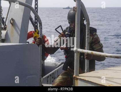 COTONOU, BENIN (26. März 2017) a Benin sailor Boards die französische Fregatte E.V. Jacoubet (F794) während eines Besuchs, Board, Durchsuchung und Beschlagnahme bohren während der Übung Obangame Express 2017. Obangame Express, durch US Africa Command gefördert, ist entworfen, um die regionale Zusammenarbeit, den maritimen Bereich Sensibilisierung, Information-sharing-Praktiken zu verbessern, und Taktische verbot Expertise der kollektiven Fähigkeiten des Golfs von Guinea und an der westafrikanischen Ländern zu verbessern Meer-basierte illegalen Aktivität zu begegnen. Stockfoto