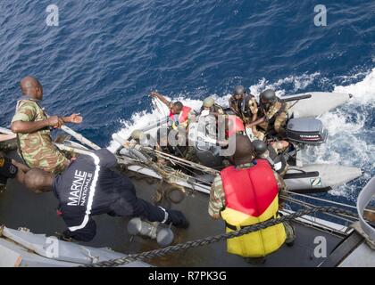 COTONOU, BENIN (26. März 2017) Benin Matrosen an Bord des französischen Fregatte E.V. Jacoubet (F794) während eines Besuchs, Board, Durchsuchung und Beschlagnahme bohren während der Übung Obangame Express 2017. Obangame Express, durch US Africa Command gefördert, ist entworfen, um die regionale Zusammenarbeit, den maritimen Bereich Sensibilisierung, Information-sharing-Praktiken zu verbessern, und Taktische verbot Expertise der kollektiven Fähigkeiten des Golfs von Guinea und an der westafrikanischen Ländern zu verbessern Meer-basierte illegalen Aktivität zu begegnen. Stockfoto