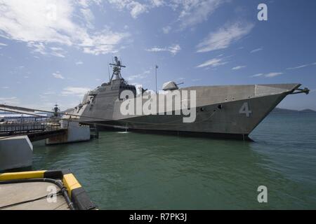 LANGKAWI, Malaysia (25. März 2017) dem Littoral Combat Ship USS Coronado (LCS 4) Mauren pierside in Langkawi, Malaysia während der Langkawi International Maritime und Luft- und Raumfahrtausstellung 2017. Das Schiff ist auf eine Bereitstellung in USA 7 Flotte Verantwortungsbereich. Coronado ist eine schnelle und flexible Kriegsschiff maßgeschneidert auf Patrouille in der Region und die Arbeit littorals Hull - Hull mit Partner Seestreitkräfte, die siebte Flotte mit der flexiblen Möglichkeiten es heute und in Zukunft braucht. Stockfoto