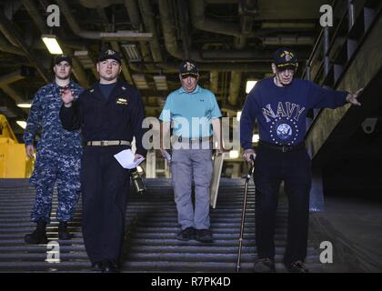 MAYPORT, Fla. (24. März 2017) - pensionierter Kapitän John meserve (links) und pensionierte Cmdr. Henry Dronzeck (rechts) sind auf eine Tour durch die Amphibious Assault ship USS Iwo Jima (LHD7) von Chief Massenkommunikation Spezialist Michael Lantron. Meserve diente als Executive Officer der USS Iwo Jima (LPH-2) von 1984-1987, während das Schiff Dronzeck als Sekretär und Schiff Handler für Iwo Jima von 1963-1966 diente. Stockfoto