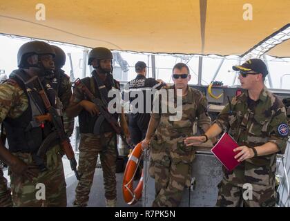 COTONOU, BENIN (26. März 2017) Leutnant Geam Philippe, Rechts, von der Französischen Marine, debriefings Benin Matrosen nach einem Besuch, Board, Durchsuchung und Beschlagnahme bohren an Bord der französischen Fregatte E.V. Jacoubet (F794) während der Übung Obangame Express 2017. Obangame Express, durch US Africa Command gefördert, ist entworfen, um die regionale Zusammenarbeit, den maritimen Bereich Sensibilisierung, Information-sharing-Praktiken zu verbessern, und Taktische verbot Expertise der kollektiven Fähigkeiten des Golfs von Guinea und an der westafrikanischen Ländern zu verbessern Meer-basierte illegalen Aktivität zu begegnen. Stockfoto