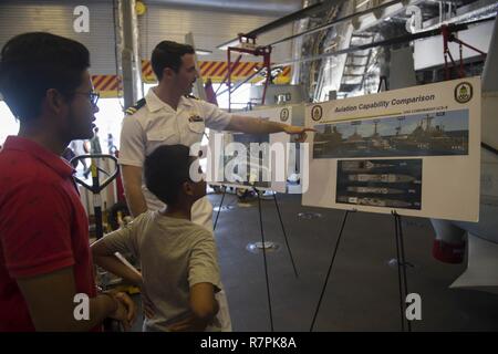 LANGKAWI, Malaysia (25. März 2017) Leutnant Nikolaus von Celone Hubschrauber Meer Combat Squadron (HSC) 23, erörtert die Luftfahrt Fähigkeiten als Teil einer öffentlichen Rundgang durch Littoral Combat Ship USS Coronado (LCS 4) während Langkawi International Maritime und Luft- und Raumfahrtausstellung 2017 (LIMA, 17). Die derzeit auf einen Rotationsfehler Bereitstellung in USA 7 Flotte Verantwortungsbereich, Coronado ist ein schnelles und agiles Kriegsschiff maßgeschneidert auf Patrouille in der Region und die Arbeit littorals Hull - Hull mit Partner Seestreitkräfte, die siebte Flotte mit der flexiblen Möglichkeiten es heute und in Zukunft braucht. Stockfoto