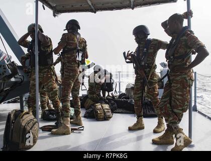 COTONOU, BENIN (26. März 2017) Benin Matrosen bereiten Sie sich für einen Besuch, Board, Durchsuchung und Beschlagnahme bohren während der Übung Obangame Express 2017. Obangame Express, durch US Africa Command gefördert, ist entworfen, um die regionale Zusammenarbeit, den maritimen Bereich Sensibilisierung, Information-sharing-Praktiken zu verbessern, und Taktische verbot Expertise der kollektiven Fähigkeiten des Golfs von Guinea und an der westafrikanischen Ländern zu verbessern Meer-basierte illegalen Aktivität zu begegnen. Stockfoto