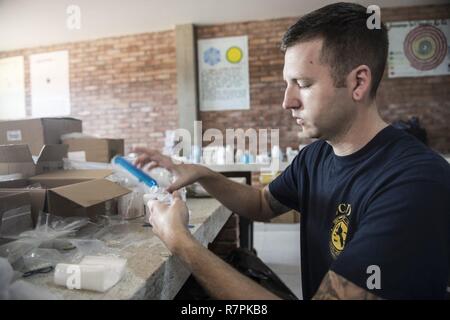 MAYAPO, Kolumbien (22. März 2017) - Hospital Corpsman 2. Klasse Corey Shuler, ein Eingeborener von Madison, Wis., Naval Hospital Jacksonville, Fla., füllt Verordnungen für Host nation Patienten bei den fortgeführten Versprechen 2017 (CP-17) medizinische Website in Mayapo, Kolumbien. CP-17 ist ein US Southern Command - gefördert und U.S. Naval Forces Southern Command/USA Flotte - durchgeführt Einsatz zivil-militärische Operationen durchzuführen, einschließlich humanitärer Hilfe, Ausbildung, medizinische, zahnmedizinische und veterinärmedizinische Unterstützung in einer Bemühung, US-Unterstützung und Engagement in Zentral- und Südamerika zu zeigen. Stockfoto