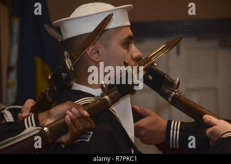 AUSTIN, Texas (26. März 2017) Besatzungsmitglieder zu U.S. Navy zeremoniellen Guard zugeordnet eine Leistung an der Navy League Abendessen während des Austin Marine 2017 Woche. Austin ist eine der wählen Sie Städte a2017 Marine Woche, eine Woche U.S. Navy Bewusstsein durch Einheimische übertreffen zu heben, Dienst an der Gemeinschaft und Ausstellungen zu veranstalten. Stockfoto