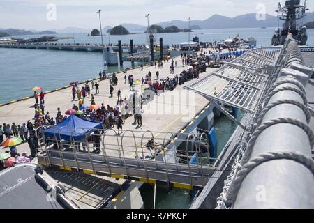 LANGKAWI, Malaysia (25. März 2017) Gäste warten in der Linie für öffentliche Führungen des Littoral Combat Ship USS Coronado (LCS 4) während der Langkawi International Maritime und Luft- und Raumfahrtausstellung 2017 (LIMA, 17). Die derzeit auf einen Rotationsfehler Bereitstellung in USA 7 Flotte Verantwortungsbereich, Coronado ist ein schnelles und agiles Kriegsschiff maßgeschneidert auf Patrouille in der Region und die Arbeit littorals Hull - Hull mit Partner Seestreitkräfte, die siebte Flotte mit der flexiblen Möglichkeiten es heute und in Zukunft braucht. Stockfoto