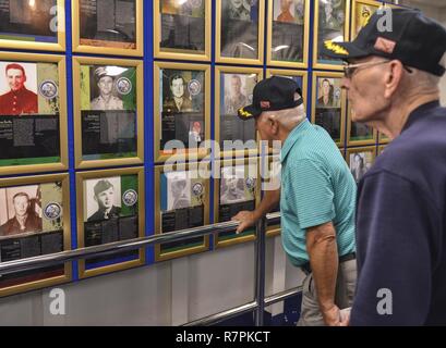 MAYPORT, Fla. (24. März 2017) pensionierter Kapitän John meserve (links) und pensionierte Cmdr. Henry Dronzeck (rechts) über die verschiedenen Ehrenmedaille Preisträger aus der Schlacht von Iwo Jima lesen, während einer Tour durch die Suribachi Zimmer an Bord der Amphibisches Schiff USS Iwo Jima (LHD7). Meserve diente als Executive Officer der USS Iwo Jima (LPH-2) von 1984-1987, während das Schiff Dronzeck als Sekretär und Schiff Handler für Iwo Jima von 1963-1966 diente. Stockfoto