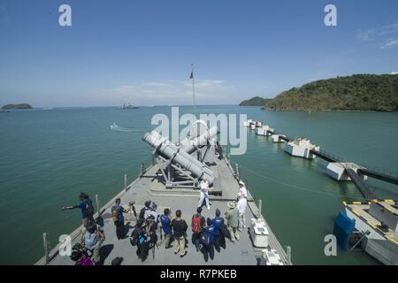 LANGKAWI, Malaysia (25. März 2017) Cmdr. Scott Larson, kommandierender Offizier, Littoral Combat Ship USS Coronado (LCS 4), Zentrum, führt eine Media Tour nach der Schiffe Ankunft in Langkawi, Malaysia in Langkawi International Maritime und Luft- und Raumfahrtausstellung 2017 (Lima 17) teilnehmen. Die derzeit auf einen Rotationsfehler Bereitstellung in USA 7 Flotte Verantwortungsbereich, Coronado ist ein schnelles und agiles Kriegsschiff maßgeschneidert auf Patrouille in der Region und die Arbeit littorals Hull - Hull mit Partner Seestreitkräfte, die siebte Flotte mit der flexiblen Möglichkeiten es heute und in Zukunft braucht. Stockfoto