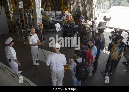 LANGKAWI, Malaysia (25. März 2017) Cmdr. Scott Larson, kommandierender Offizier, Littoral Combat Ship USS Coronado (LCS 4), Zentrum, führt eine Tour für den lokalen und internationalen Medien während der Langkawi International Maritime und Luft- und Raumfahrtausstellung 2017. Das Schiff ist auf eine Bereitstellung in USA 7 Flotte Verantwortungsbereich. Coronado ist eine schnelle und flexible Kriegsschiff maßgeschneidert auf Patrouille in der Region und die Arbeit littorals Hull - Hull mit Partner Seestreitkräfte, die siebte Flotte mit der flexiblen Möglichkeiten es heute und in Zukunft braucht. Stockfoto