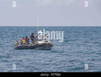 COTONOU, BENIN (25. März 2017) Benin Matrosen an Bord eines simulierten illegale Fischerei Schiff während eines Besuchs, Board, Durchsuchung und Beschlagnahme bohren während der Übung Obangame Express, 25. März 2017. Obangame Express, durch US Africa Command gefördert, ist entworfen, um die regionale Zusammenarbeit, den maritimen Bereich Sensibilisierung, Information-sharing-Praktiken zu verbessern, und Taktische verbot Expertise der kollektiven Fähigkeiten des Golfs von Guinea und an der westafrikanischen Ländern zu verbessern Meer-basierte illegalen Aktivität zu begegnen. Stockfoto