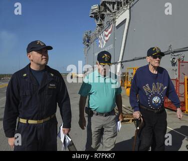 MAYPORT, Fla. (24. März 2017) pensionierter Kapitän John meserve (links) und pensionierte Cmdr. Henry Dronzeck (rechts) sind auf eine Tour durch die Amphibious Assault ship USS Iwo Jima (LHD7) von Chief Massenkommunikation Spezialist Michael Lantron. Meserve diente als Executive Officer der USS Iwo Jima (LPH-2) von 1984-1987, während das Schiff Dronzeck als Sekretär und Schiff Handler für Iwo Jima von 1963-1966 diente. Stockfoto