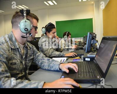 (Nach rechts) Senior Airman Jon Meade, Flieger 1. Klasse Taylor heidnischen und Airman 1st Class Justina Derx Simulation aller freundlichen Flugzeuge während der Übung Eagle lösen, 27. März 2017, in Kuwait zur Verfügung stellen. Die Übungen die Fähigkeit des Teilnehmers als Combined Joint Task Force Headquarters Personal zu reagieren. Übung Eagle lösen, ist der Premier USA multilaterale Übung innerhalb der Arabischen Halbinsel. Seit 1999, Eagle Lösen hat das führende Engagement zwischen den USA und dem Golf-kooperationsrat Nationen werden zu den regionalen Herausforderungen mit asymmetrischer w zugehörigen kollektiv Adresse Stockfoto