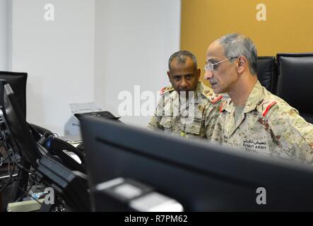 Kuwait Armee Brig. Gen. Waleed Alobaidi und Generalmajor Waleed Al Sardi diskutieren simulierten Ereignissen, Krisen und asymmetrischen Bedrohungen, 27. März 2017, während der übung Eagle Lösen in Kuwait. Alobaidi und AL Sardi dienen als Senior Group Vertreter für die Ausübung gemeinsamer Operationen während der post-Befehl Fitness Center. Die Übungen die Fähigkeit des Teilnehmers als Combined Joint Task Force Headquarters Personal zu reagieren. Übung Eagle lösen, ist der Premier USA multilaterale Übung innerhalb der Arabischen Halbinsel. Seit 1999, Eagle Lösen hat das führende Engagement zwischen geworden Stockfoto