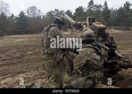 Us-Soldaten von Alpha Company, 4.BATAILLON, 319 Airborne Field Artillery Regiment, 173Rd Airborne Brigade einstellen M 119 105mm Haubitze während der Durchführung einer trockenen Feuer Übung während der Übung Allied Geist VI im 7. Armee den Befehl Hohenfels Training Area, Deutschland, 24. März 2017. Übung Allied Geist VI umfasst über 2.770 Teilnehmer aus 12 NATO und Partner für den Frieden der Nationen, und Übungen taktische Interoperabilität und Tests sichere Kommunikation innerhalb der Allianz Mitglieder und Partner Nationen. Stockfoto